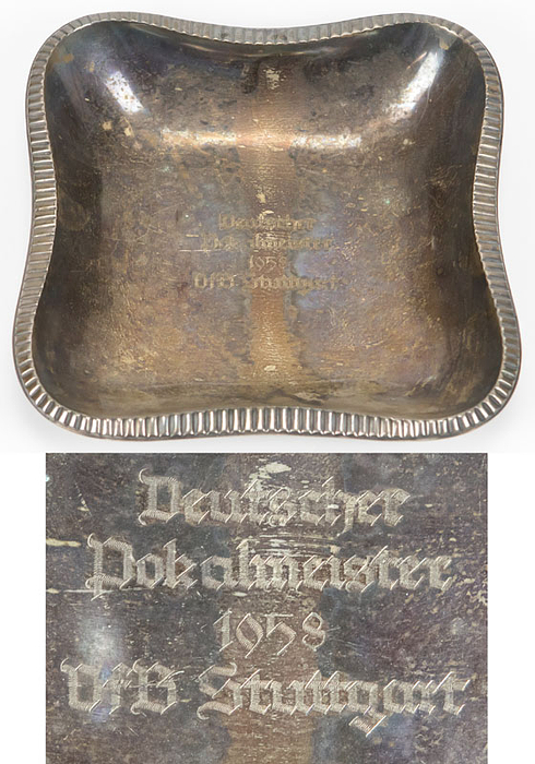 "Deutscher Pokalmeister 1958 VfB Stuttgart" gravierte Inschrift in einer Silberschale die die Spieler des VfB Stuttgart anlässlich des DFB-Pokalsieges 1958 vom Verein erhielten. Diese Schale stammt aus dem Nachlass des deutschen Nationalspielers Rudi Hoffmann (1924-1995). Die Schale wurde von der Silberwarenfabrik "Lutz& Weiss" in Pforzheim hergestellt. Größe: 20x20x4 cm; Gewicht: 270 Gramm (835 Silber, gepunzt).