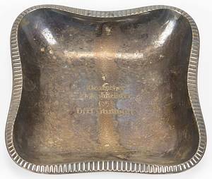 "Deutscher Pokalmeister 1958 VfB Stuttgart" gravierte Inschrift in einer Silberschale die die Spieler des VfB Stuttgart anlässlich des DFB-Pokalsieges 1958 vom Verein erhielten. Diese Schale stammt aus dem Nachlass des deutschen Nationalspielers Rudi Hoffmann (1924-1995). Die Schale wurde von der Silberwarenfabrik "Lutz& Weiss" in Pforzheim hergestellt. Größe: 20x20x4 cm; Gewicht: 270 Gramm (835 Silber, gepunzt). - Bild 2