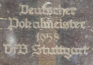 "Deutscher Pokalmeister 1958 VfB Stuttgart" gravierte Inschrift in einer Silberschale die die Spieler des VfB Stuttgart anlässlich des DFB-Pokalsieges 1958 vom Verein erhielten. Diese Schale stammt aus dem Nachlass des deutschen Nationalspielers Rudi Hoffmann (1924-1995). Die Schale wurde von der Silberwarenfabrik "Lutz& Weiss" in Pforzheim hergestellt. Größe: 20x20x4 cm; Gewicht: 270 Gramm (835 Silber, gepunzt). - Bild 3