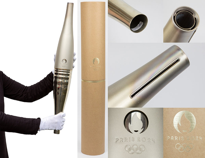 Original Olympiafackel der Olympischen Spiele Paris 2024. Mit der Logo der Olympischen Spiele auf dem Korpus. Hersteller: Arcelor Mittal. Stahl, Gewicht: 1,5 Kg; 70 cm. In original Box.