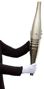 Original Olympiafackel der Olympischen Spiele Paris 2024. Mit der Logo der Olympischen Spiele auf dem Korpus. Hersteller: Arcelor Mittal. Stahl, Gewicht: 1,5 Kg; 70 cm. In original Box. - Bild 2