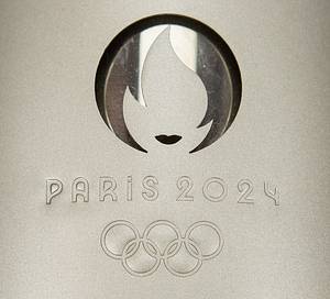 Original Olympiafackel der Olympischen Spiele Paris 2024. Mit der Logo der Olympischen Spiele auf dem Korpus. Hersteller: Arcelor Mittal. Stahl, Gewicht: 1,5 Kg; 70 cm. In original Box. - Bild 3