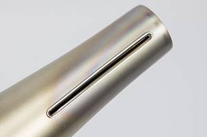 Original Olympiafackel der Olympischen Spiele Paris 2024. Mit der Logo der Olympischen Spiele auf dem Korpus. Hersteller: Arcelor Mittal. Stahl, Gewicht: 1,5 Kg; 70 cm. In original Box. - Bild 5