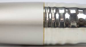 Original Olympiafackel der Olympischen Spiele Paris 2024. Mit der Logo der Olympischen Spiele auf dem Korpus. Hersteller: Arcelor Mittal. Stahl, Gewicht: 1,5 Kg; 70 cm. In original Box. - Bild 7