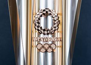 Original Olympiafackel von den Olympischen Spielen Tokyo 2020. Kirschblütenrosafarbenes Aluminium. Mit dem Logo der Olympischen Spiele 2020. Länge: 71 cm. In original Box. - Bild 3