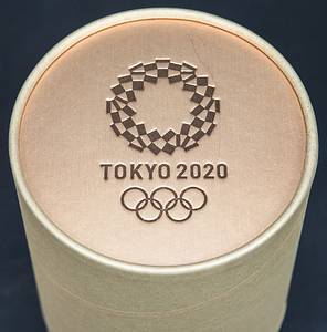 Original Olympiafackel von den Olympischen Spielen Tokyo 2020. Kirschblütenrosafarbenes Aluminium. Mit dem Logo der Olympischen Spiele 2020. Länge: 71 cm. In original Box. - Bild 4