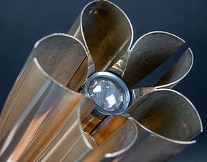 Original Olympiafackel von den Olympischen Spielen Tokyo 2020. Kirschblütenrosafarbenes Aluminium. Mit dem Logo der Olympischen Spiele 2020. Länge: 71 cm. In original Box. - Bild 5