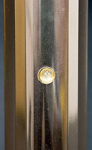 Original Olympiafackel von den Olympischen Spielen Tokyo 2020. Kirschblütenrosafarbenes Aluminium. Mit dem Logo der Olympischen Spiele 2020. Länge: 71 cm. In original Box. - Bild 6