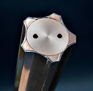 Original Olympiafackel von den Olympischen Spielen Tokyo 2020. Kirschblütenrosafarbenes Aluminium. Mit dem Logo der Olympischen Spiele 2020. Länge: 71 cm. In original Box. - Bild 7