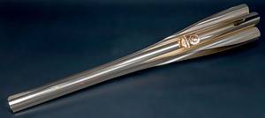 Original Olympiafackel von den Olympischen Spielen Tokyo 2020. Kirschblütenrosafarbenes Aluminium. Mit dem Logo der Olympischen Spiele 2020. Länge: 71 cm. In original Box. - Bild 8