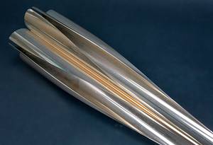 Original Olympiafackel von den Olympischen Spielen Tokyo 2020. Kirschblütenrosafarbenes Aluminium. Mit dem Logo der Olympischen Spiele 2020. Länge: 71 cm. In original Box. - Bild 9