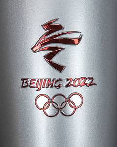 Original Olympiafackel "Flying" von den Olympischen Winterspielen Peking 2022 mit aufgesetztem Logo der Winterspiele und der Aufschrift "Beijing 2022". Desgin von "Lenovo Team". Leichtmetall, 82 cm. In original Präsentationsbox (88x16,2x16,2 cm). Dabei original Ständer für die Fackel. - Bild 4