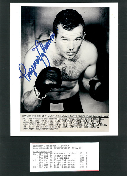 (1932-2009) s/w-Foto mit Originalsignatur von Ingemar "Ingo" Johansson, Schwergewichts-Boxer aus Schweden. 28 Kämpfe (17 K.O.-Siege, 9 Punktsiege und 2 K.O.-Niederlagen), Schwergewichts-Boxweltmeister 1959. Goldmedaille bei den Olympischen Spielen 1952. 25x20 cm. Aufgezogen auf schwarzen Karton, 34x24 cm.