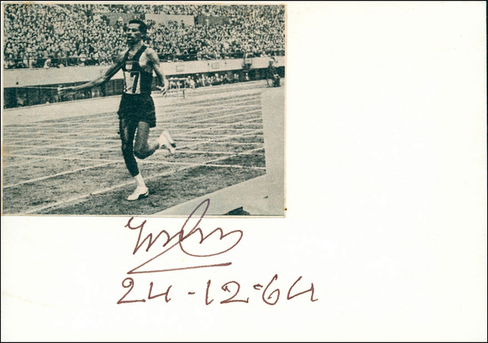 (1932-1973) Karteikarte mit Originalsignatur von  Abebe Bikila. Äthiopischer Marathonläufer. Goldmedaille bei den Olympischen Spielenr 1960 +1964 im Marathonlauf. 15x10,5 cm.