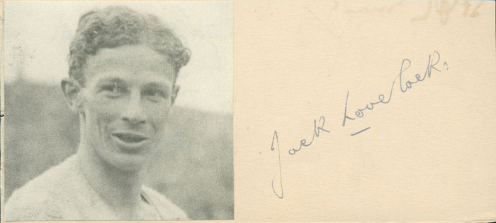 (1910-1949) Karteikarte mit original Signatur von John E. Lovelock (NZL) Goldmedaille über 1500 m bei den Olymischen Spielen 1936 in Berlin. Mit aufmontiertem S/W-Magazinfoto, 14x6,5 cm.