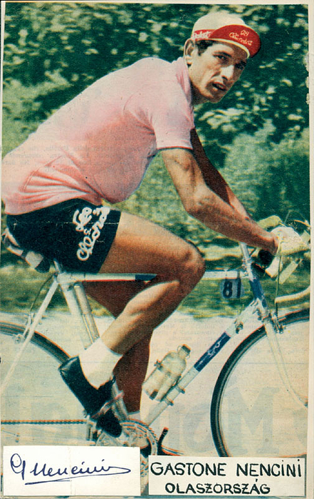 (1930-1980) Blancobeleg (5x2 cm) mit original Signatur vom Tour de France-Sieger 1960 Gastone Nencini. Aufmontiert auf einem Farbmagazinfoto, 19x11,5 cm.