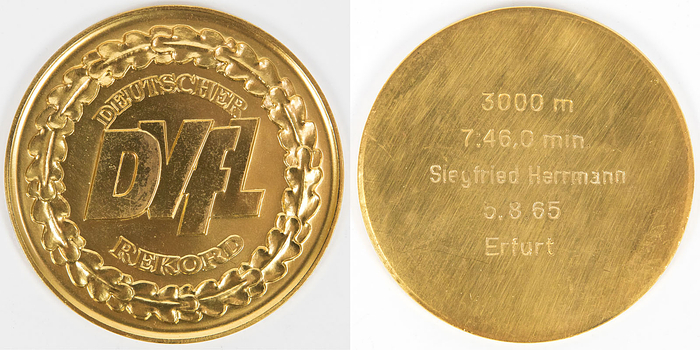 Offizielle Medaille des DVfL, Leichtathletikverband der DDR für einen "Deutscher Rekord". Mit rückseitiger Gravur "3000 m 7:46,0 min. Siegfried Herrmann 5.8.1965 Erfurt". Bronze, vergoldet. 8 cm. In original Box.