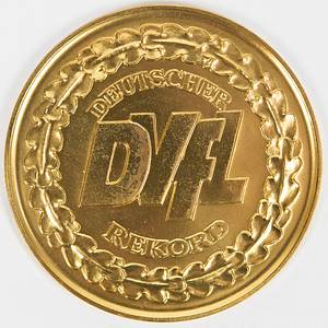 Offizielle Medaille des DVfL, Leichtathletikverband der DDR für einen "Deutscher Rekord". Mit rückseitiger Gravur "3000 m 7:46,0 min. Siegfried Herrmann 5.8.1965 Erfurt". Bronze, vergoldet. 8 cm. In original Box. - Bild 2