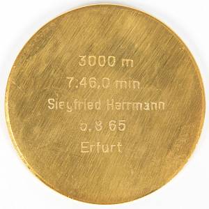 Offizielle Medaille des DVfL, Leichtathletikverband der DDR für einen "Deutscher Rekord". Mit rückseitiger Gravur "3000 m 7:46,0 min. Siegfried Herrmann 5.8.1965 Erfurt". Bronze, vergoldet. 8 cm. In original Box. - Bild 3