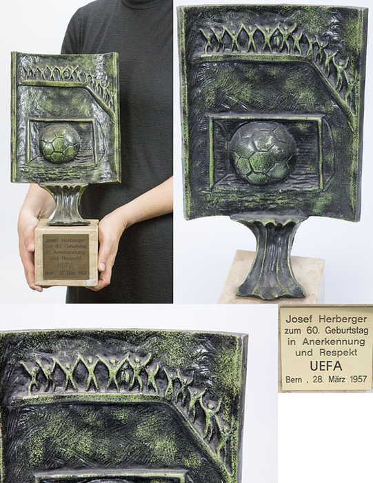 Ehrengeschenk der UEFA an den deutschen Bundestrainer Sepp Herberger mit aufmontierter, gravierter Plakette "Josef Herberger zum 60. Geburtstag in Anerkennung und Respekt UEFA Bern, 28. März 1957" (8x7,5 cm), die Plakette wurde auf einem Marmorsockel montiert. Der Marmorsockel ist mit einer modernen Bronzeskulptur mit Fußballmotiven versehen. Höhe: 41,5 cm. Unikat!.