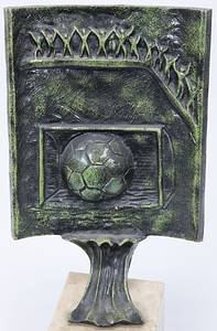 Ehrengeschenk der UEFA an den deutschen Bundestrainer Sepp Herberger mit aufmontierter, gravierter Plakette "Josef Herberger zum 60. Geburtstag in Anerkennung und Respekt UEFA Bern, 28. März 1957" (8x7,5 cm), die Plakette wurde auf einem Marmorsockel montiert. Der Marmorsockel ist mit einer modernen Bronzeskulptur mit Fußballmotiven versehen. Höhe: 41,5 cm. Unikat!. - Bild 3