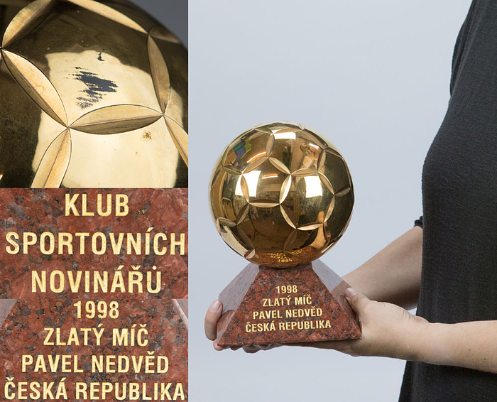 Trophae Spieler des Jahres 1998 in Tschechien für den Nationalspieler Pavel Nedved. Vergoldeter Metallfußball montiert auf einem Marmorsockel mit der vergoldeten, gravierten Inschrift "1998 Zlaty Mic Pavel Nedced Ceska Republika" und "Klub Sportovnich Novinaru" (Verband der Sportjournalisten), Gewicht: 2,6 Kg. Höhe: 21 cm. Original Trophae - UNIKAT.