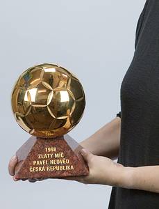 Trophae Spieler des Jahres 1998 in Tschechien für den Nationalspieler Pavel Nedved. Vergoldeter Metallfußball montiert auf einem Marmorsockel mit der vergoldeten, gravierten Inschrift "1998 Zlaty Mic Pavel Nedced Ceska Republika" und "Klub Sportovnich Novinaru" (Verband der Sportjournalisten), Gewicht: 2,6 Kg. Höhe: 21 cm. Original Trophae - UNIKAT. - Bild 2