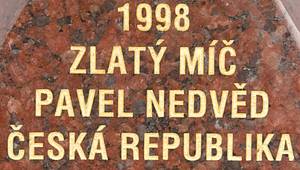 Trophae Spieler des Jahres 1998 in Tschechien für den Nationalspieler Pavel Nedved. Vergoldeter Metallfußball montiert auf einem Marmorsockel mit der vergoldeten, gravierten Inschrift "1998 Zlaty Mic Pavel Nedced Ceska Republika" und "Klub Sportovnich Novinaru" (Verband der Sportjournalisten), Gewicht: 2,6 Kg. Höhe: 21 cm. Original Trophae - UNIKAT. - Bild 3