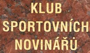 Trophae Spieler des Jahres 1998 in Tschechien für den Nationalspieler Pavel Nedved. Vergoldeter Metallfußball montiert auf einem Marmorsockel mit der vergoldeten, gravierten Inschrift "1998 Zlaty Mic Pavel Nedced Ceska Republika" und "Klub Sportovnich Novinaru" (Verband der Sportjournalisten), Gewicht: 2,6 Kg. Höhe: 21 cm. Original Trophae - UNIKAT. - Bild 4