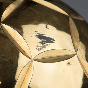 Trophae Spieler des Jahres 1998 in Tschechien für den Nationalspieler Pavel Nedved. Vergoldeter Metallfußball montiert auf einem Marmorsockel mit der vergoldeten, gravierten Inschrift "1998 Zlaty Mic Pavel Nedced Ceska Republika" und "Klub Sportovnich Novinaru" (Verband der Sportjournalisten), Gewicht: 2,6 Kg. Höhe: 21 cm. Original Trophae - UNIKAT. - Bild 5