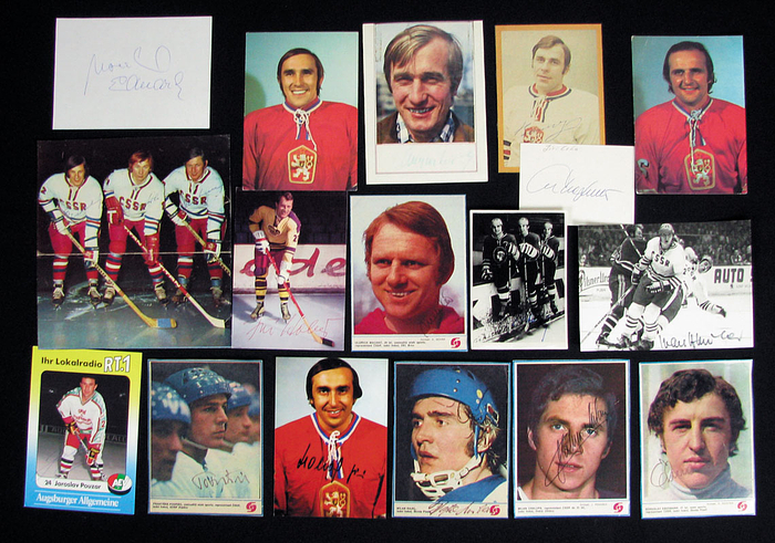 Eishockey Olympische Winterspiele 1976 Silbermedaille CSSR. 18 original Signaturen der Spieler auf 16 Bildbelegen und 2 Blancobelege: Josef Augusta (1946-2017); Jirí Bubla; Milan Chalupa (Silber OSW 1984); Jirí Crha (NHL-Profi 15 Spiele); Miroslav Dvorák (1951-2008; NHL-Profi 211 Spiele); Bohuslav Ebermann; Ivan Hlinka (1950-2004; Bronze OSW 1972; NHL-Profi); Jirí Holecek (Bronze OSW 1972); Jirí Holík (Silber OSW 1968, Bronze 1964 + 1972); Milan Kajkl (1950-2014); Oldrich Machác (1946-2011; Bronze OSW 1972);  Eduard Novák (1946-2010; Bronze OSW 1972);  Milan Nový (NHL-Profi 73 Spiele); František Pospíšil (Bronze OSW 1972); Jaroslav Pouzar (NHL-Profi); Auf einem Bildbeleg: Bohuslav Štastný (Bronze OSW 1972); Vladimír Martinec (Bronze OSW 1972) und Jirí Novák; 20x19 cm bis 9x7 cm. !.