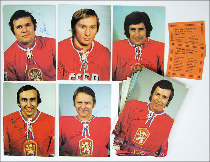 20 Farbautogrammkarten "Eishockey - Weltmeister Tschechoslowakai Wien 1977" mit original Signaturen aller Spieler, darunter zahlreiche Spieler der Silbermedaillenmannschaft der Olympischen Spiele 1976. Offizielle Autogrammkarten, kompletter Satz!! 15x10,5 cm.
