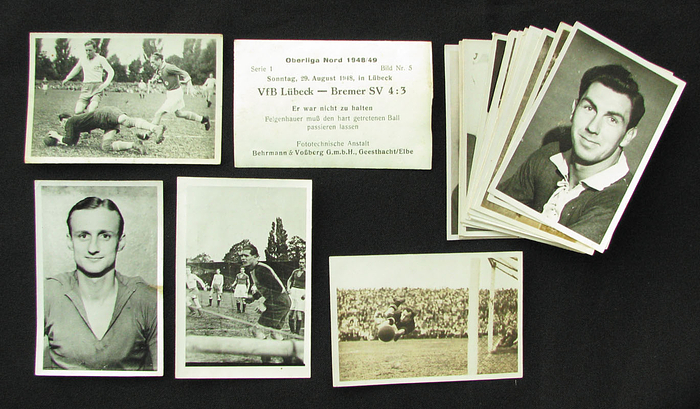 23 verschiedene S/W-Fotosammelbilder der Firma „Behrmann & Vossberg“ aus der Serie „Oberliga-Nord 1948/49“. Serie 1 -4. Je 6x9cm, Karton. Ist eine der ersten Fußballserien der Nachkriegszeit.