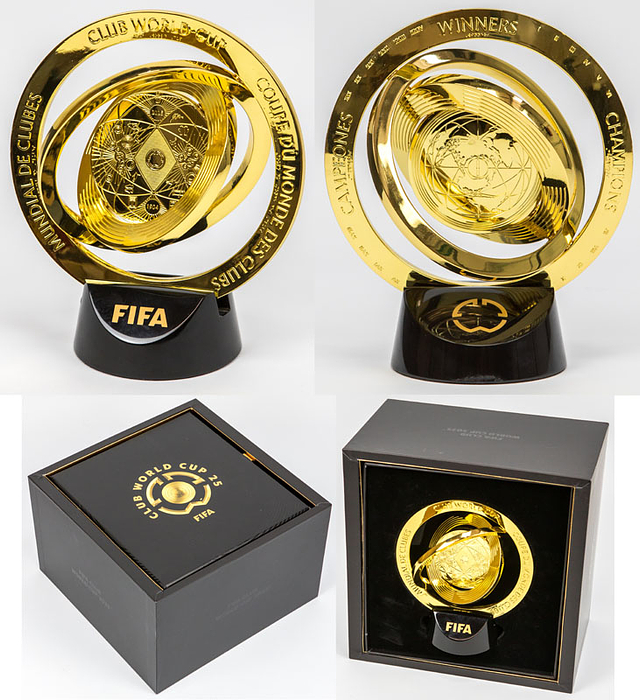 Miniatur des FIFA Club World Cup. Mit der Aufschrift "Mundial des Clubs - Club World Cup - Coupe du Monde des Clubs" auf der Rückseite: "Campeones Winners Champions". Edelstahl, vergoldet auf einem schwarzen Kunststoffsockel mit der Aufschrift "FIFA". Gewicht: 1,28 Kg. Höhe: 19 cm. In original Schmuckkarton!.