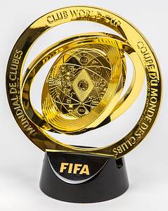 Miniatur des FIFA Club World Cup. Mit der Aufschrift "Mundial des Clubs - Club World Cup - Coupe du Monde des Clubs" auf der Rückseite: "Campeones Winners Champions". Edelstahl, vergoldet auf einem schwarzen Kunststoffsockel mit der Aufschrift "FIFA". Gewicht: 1,28 Kg. Höhe: 19 cm. In original Schmuckkarton!. - Bild 2