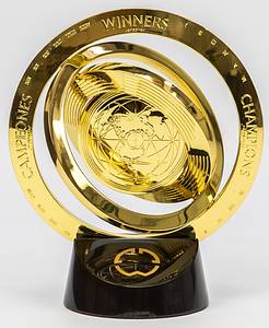Miniatur des FIFA Club World Cup. Mit der Aufschrift "Mundial des Clubs - Club World Cup - Coupe du Monde des Clubs" auf der Rückseite: "Campeones Winners Champions". Edelstahl, vergoldet auf einem schwarzen Kunststoffsockel mit der Aufschrift "FIFA". Gewicht: 1,28 Kg. Höhe: 19 cm. In original Schmuckkarton!. - Bild 3