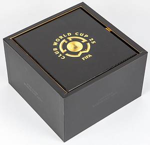 Miniatur des FIFA Club World Cup. Mit der Aufschrift "Mundial des Clubs - Club World Cup - Coupe du Monde des Clubs" auf der Rückseite: "Campeones Winners Champions". Edelstahl, vergoldet auf einem schwarzen Kunststoffsockel mit der Aufschrift "FIFA". Gewicht: 1,28 Kg. Höhe: 19 cm. In original Schmuckkarton!. - Bild 4