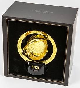 Miniatur des FIFA Club World Cup. Mit der Aufschrift "Mundial des Clubs - Club World Cup - Coupe du Monde des Clubs" auf der Rückseite: "Campeones Winners Champions". Edelstahl, vergoldet auf einem schwarzen Kunststoffsockel mit der Aufschrift "FIFA". Gewicht: 1,28 Kg. Höhe: 19 cm. In original Schmuckkarton!. - Bild 5