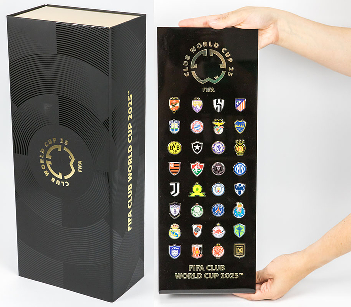 Offizielle Pinsthele des "FIFA Club World Cup 2025" Mit den aufgesetzten Klubpins aller 32 teilnehmenden Mannschaften. Schwarze Kunststoffsthele mit goldener Aufschrift, 44x16 cm. In original Verpackung.