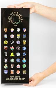 Offizielle Pinsthele des "FIFA Club World Cup 2025" Mit den aufgesetzten Klubpins aller 32 teilnehmenden Mannschaften. Schwarze Kunststoffsthele mit goldener Aufschrift, 44x16 cm. In original Verpackung. - Bild 2