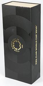 Offizielle Pinsthele des "FIFA Club World Cup 2025" Mit den aufgesetzten Klubpins aller 32 teilnehmenden Mannschaften. Schwarze Kunststoffsthele mit goldener Aufschrift, 44x16 cm. In original Verpackung. - Bild 3