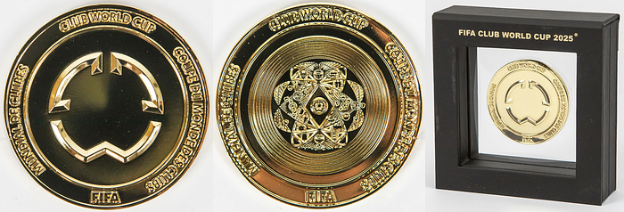 Offizielle Erinnerungsmedaille "FIFA Club World Cup 2025". Tombak, vergoldet, 5 cm. Im original FIFA-Rahmen (10x10x3 cm).