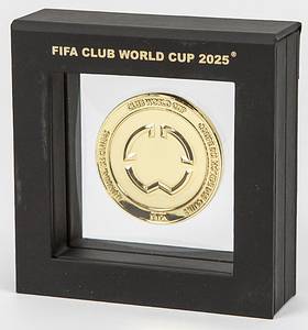 Offizielle Erinnerungsmedaille "FIFA Club World Cup 2025". Tombak, vergoldet, 5 cm. Im original FIFA-Rahmen (10x10x3 cm). - Bild 2
