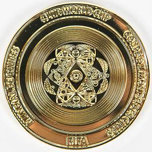 Offizielle Erinnerungsmedaille "FIFA Club World Cup 2025". Tombak, vergoldet, 5 cm. Im original FIFA-Rahmen (10x10x3 cm). - Bild 3