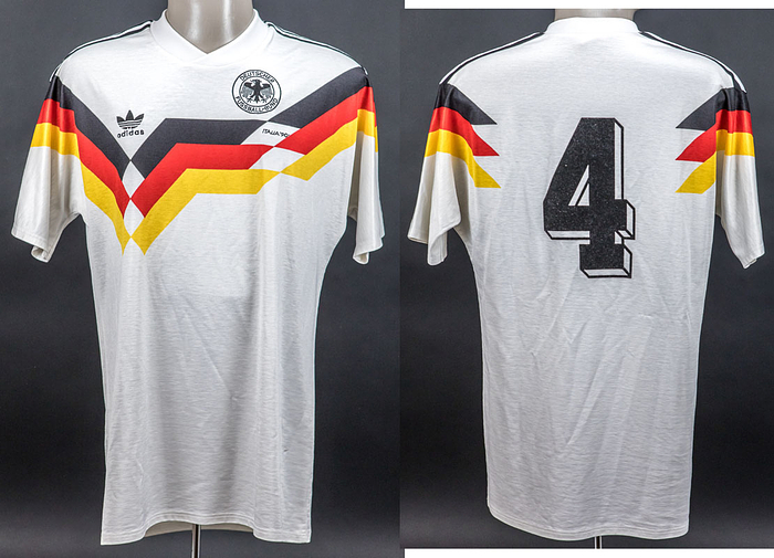 Original match worn Spielertrikot von Deutschland mit der Rückennummer 4. Getragen von Jürgen Kohler in einem Spiel der Fußball-Weltmeisterschaft 1990. Kohler ist Fußball Weltmeister 1990. Trikot direkt aus dem privaten Umfeld von Jürgen Kohler. Status:AAA.