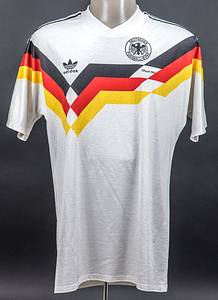 Original match worn Spielertrikot von Deutschland mit der Rückennummer 4. Getragen von Jürgen Kohler in einem Spiel der Fußball-Weltmeisterschaft 1990. Kohler ist Fußball Weltmeister 1990. Trikot direkt aus dem privaten Umfeld von Jürgen Kohler. Status:AAA. - Bild 2