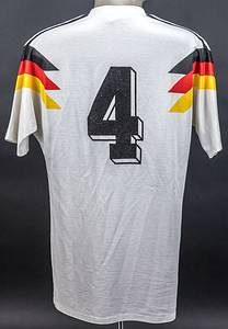 Original match worn Spielertrikot von Deutschland mit der Rückennummer 4. Getragen von Jürgen Kohler in einem Spiel der Fußball-Weltmeisterschaft 1990. Kohler ist Fußball Weltmeister 1990. Trikot direkt aus dem privaten Umfeld von Jürgen Kohler. Status:AAA. - Bild 3