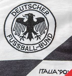 Original match worn Spielertrikot von Deutschland mit der Rückennummer 4. Getragen von Jürgen Kohler in einem Spiel der Fußball-Weltmeisterschaft 1990. Kohler ist Fußball Weltmeister 1990. Trikot direkt aus dem privaten Umfeld von Jürgen Kohler. Status:AAA. - Bild 4
