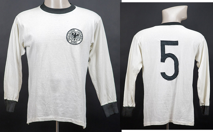 Original match worn Spielertrikot von Deutschland mit der Rückennummer 5. Getragen von Franz Beckenbauer in einem Spiel für Deutschland 1972 / 1973. Die Fußballlegende Franz Beckenbauer wurde Fußball Weltmeister 1974. Status:ABC.