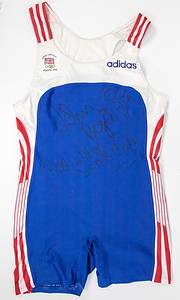 Original worn Sprinter body von den Olympischen Spielen 1996 in Atlanta. Getragen von John Regis im Semi Finale des 200m Sprint (Fotomatched). Regis ist ausgeschieden. Regis ist Bronze-Gewinner 1982 bei der 4x100m Staffel und Silbermedaillen-Gewinner 1988 und Goldmedaillen-Gewinner 1989 im 200m WM-Lauf. Mit original Autograph und Widmung von John Regis auf der Vorderseite. Status:AAC. - Bild 2
